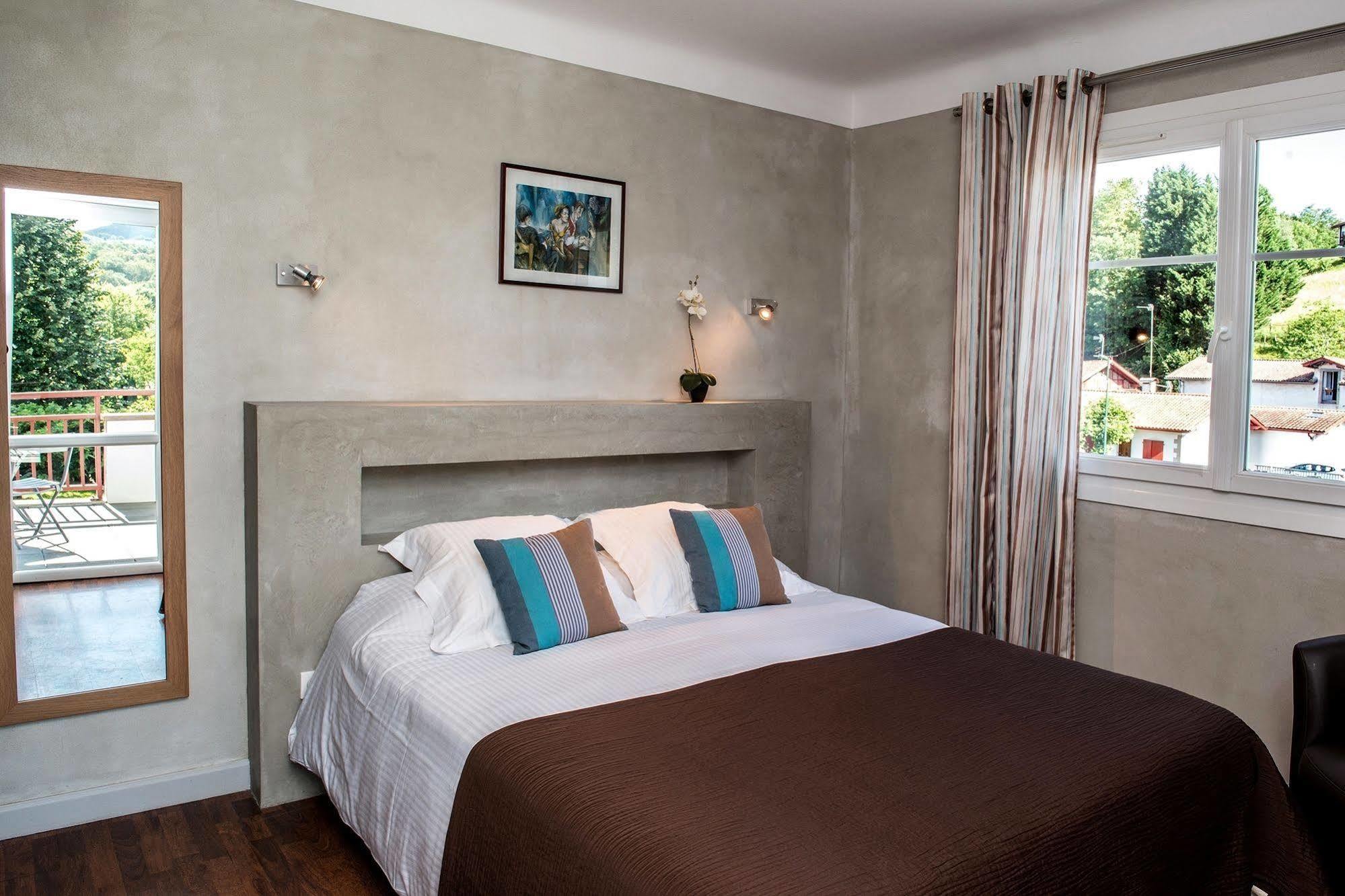 Logis Hotel Ur-Hegian Aïnhoa Eksteriør bilde